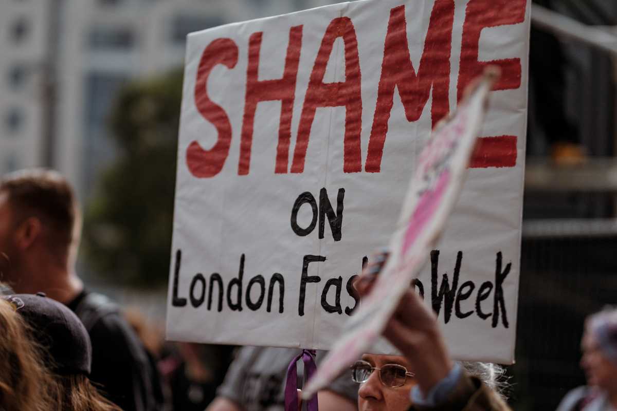 수치-영어로-시위-shame-protest